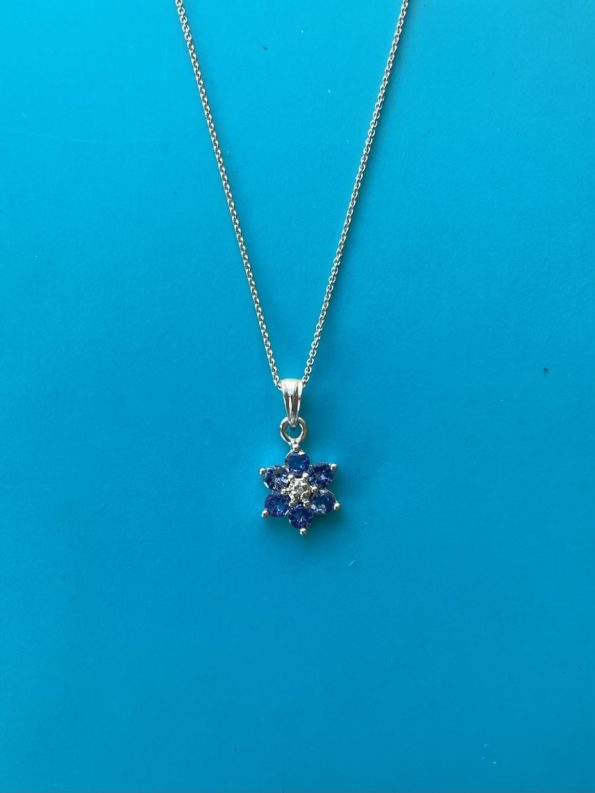 Pretty vintage flower pendant in 9ct white gold set with tanzanite and center diamond. in perfect condition